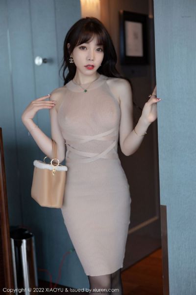 白丝女儿瞒着妈妈坐在我怀里看我打王者被干到高潮七次小说